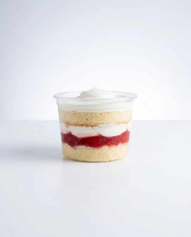 Bolo de pote de morango em fundo branco minimalista